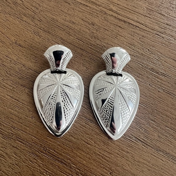 Jewelry - VINTAGE silver earring